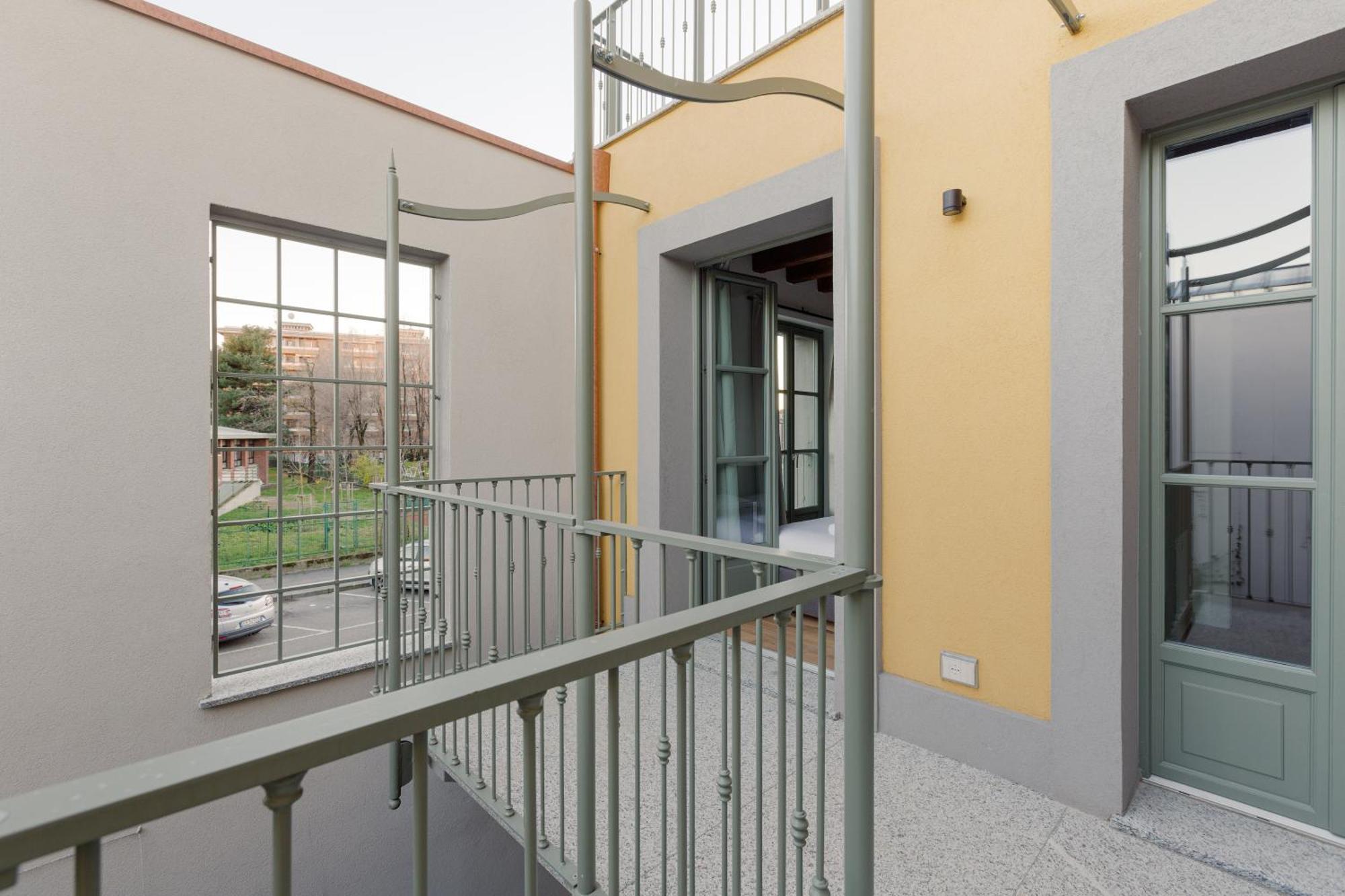 Modern Apartment In Milan With Balcony Exterior photo