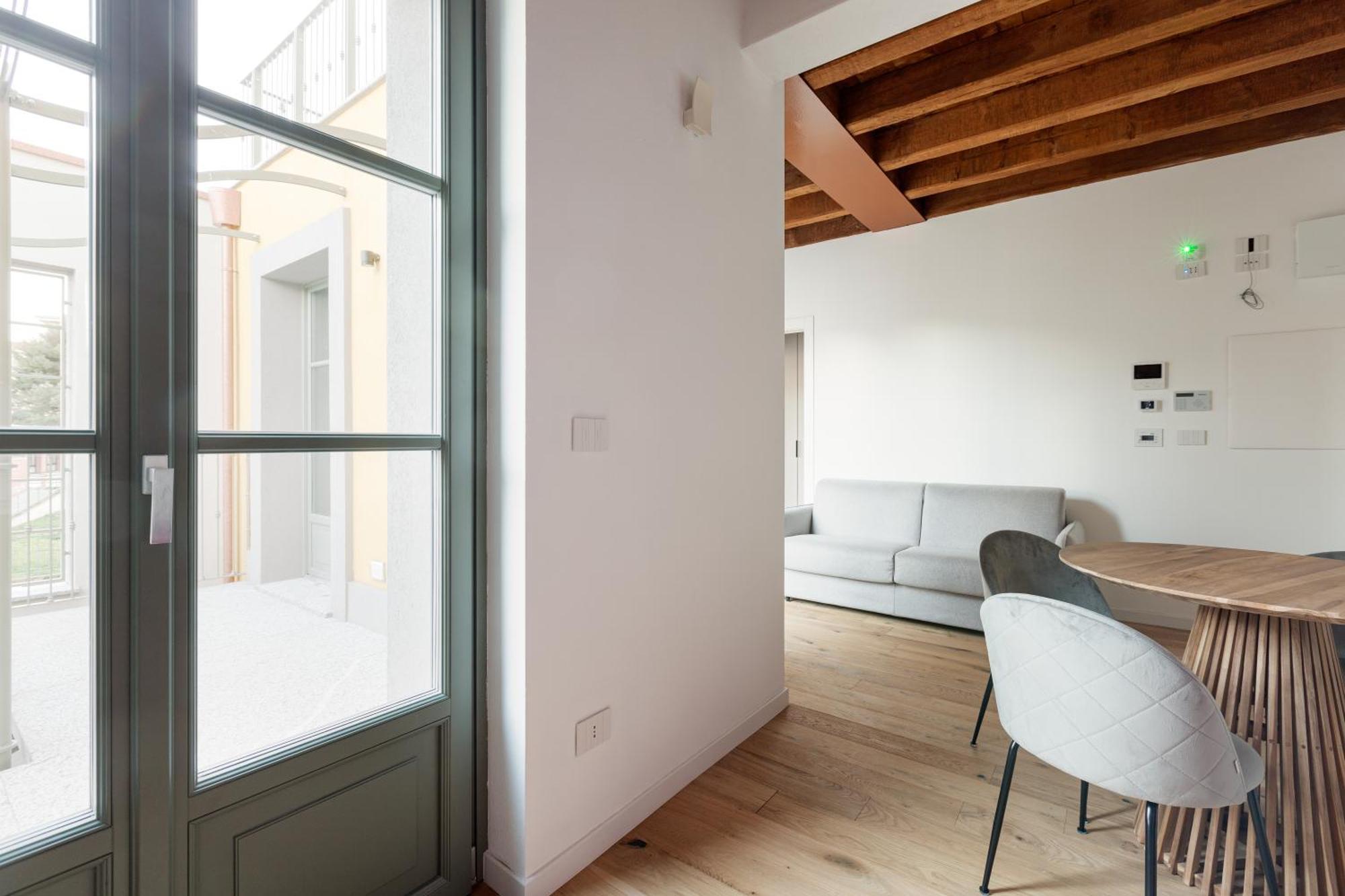 Modern Apartment In Milan With Balcony Exterior photo