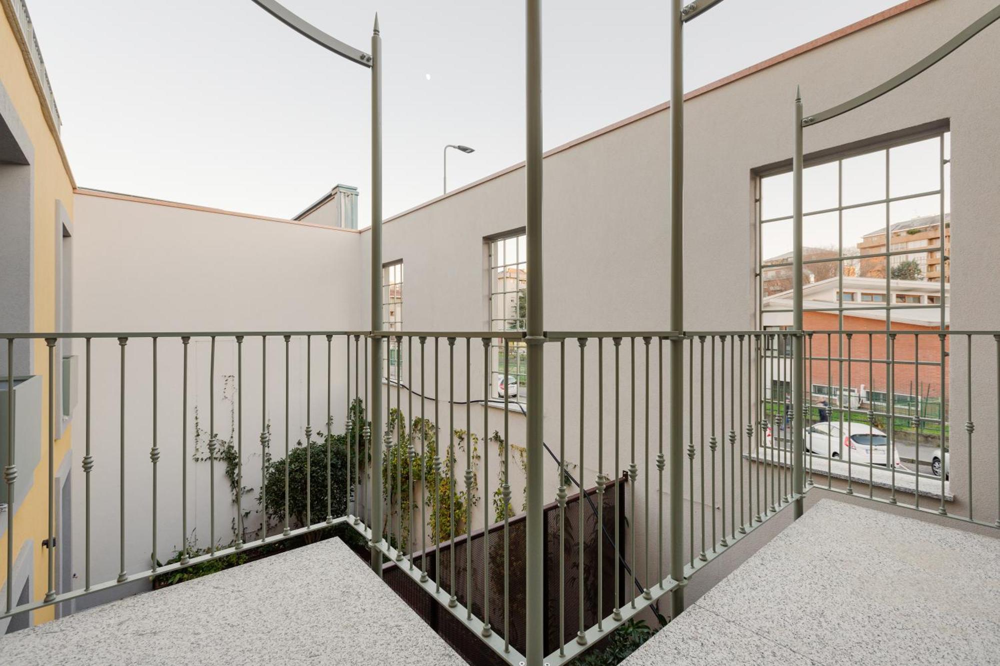 Modern Apartment In Milan With Balcony Exterior photo